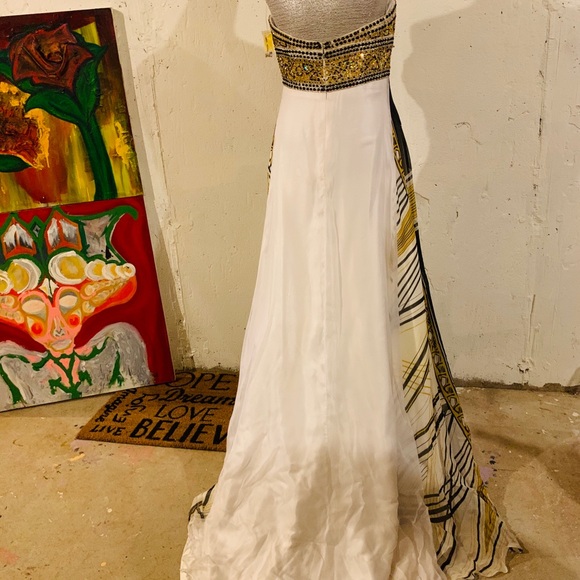 Extraordinary beaded gown - Picture 5 of 8